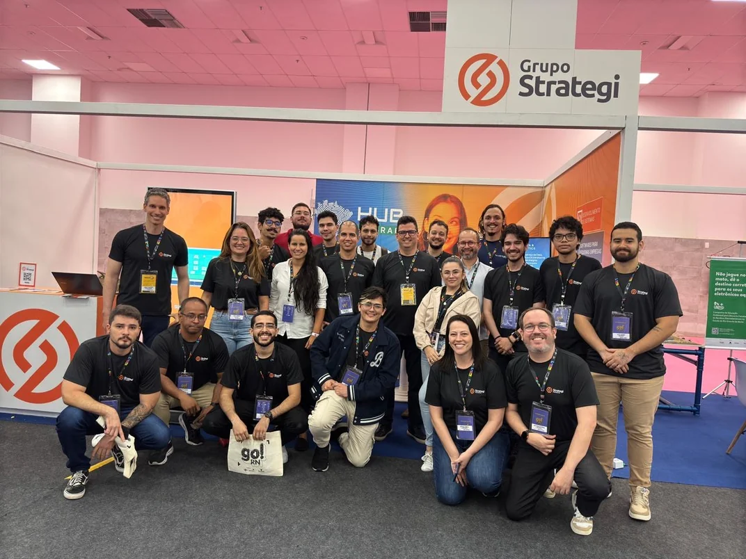 Equipe da Strategi no estande do Grupo Strategi